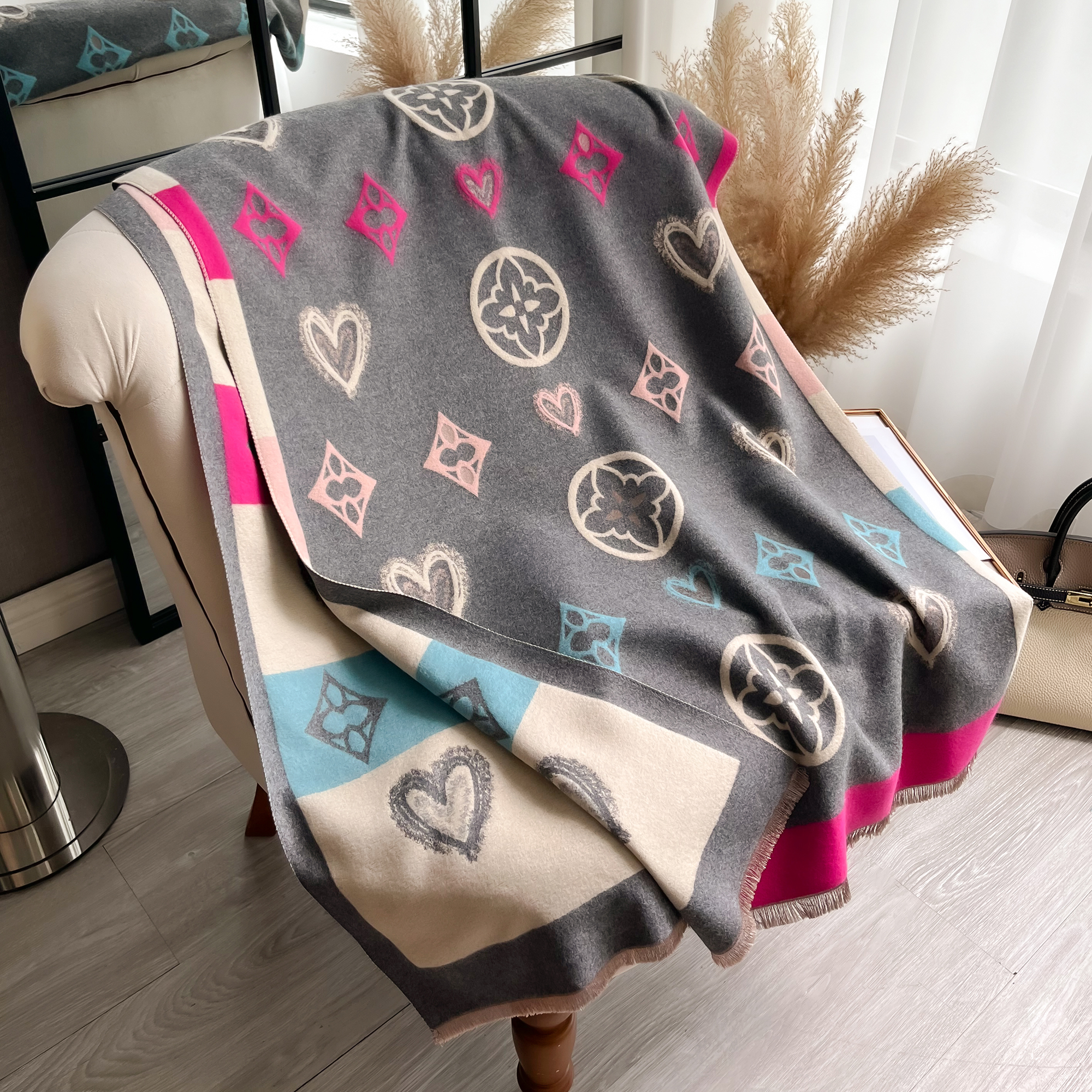 Luxury Cashmere Love Scarf Win - огляд і ціна Woven Scarf Blanket